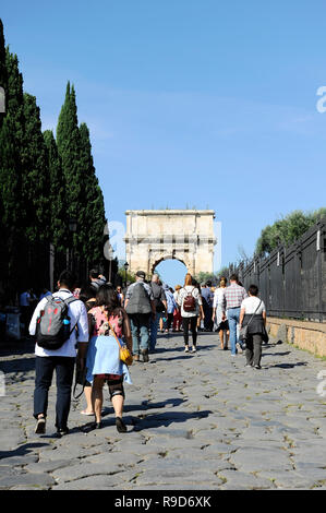 Roma - Ottobre 09, 2018: le persone che entrano nel Foro Romano attraverso la Via Sacra. Arco di Tito la estremità opposta. Foto Stock