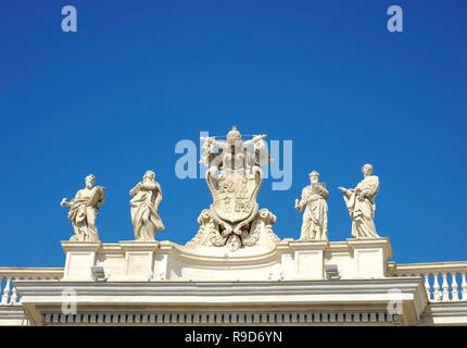 Dettaglio dal Barocco San Pietro colonnato con bellissime statue di santi e di papa Alessandro VII stemma. Città del Vaticano (Roma, Italia) Foto Stock