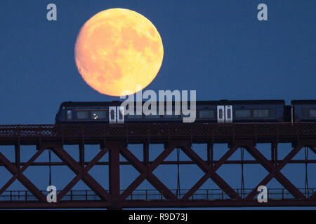 Un 96,9% Waxing Gibbous luna sorge sopra il Ponte di Forth Rail in Edimburgo, con treni che transitano sul ponte. Dotato di: Luna dove: South Queensferry, Regno Unito quando: 21 Nov 2018 Credit: Euan ciliegio/WENN Foto Stock