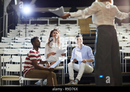 Ascolto di pullman Foto Stock