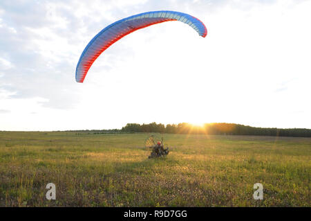 Vladimir regione, la Russia. Il 14 giugno 2014. Quartieri di villaggio Melekhovo. Powered parapendio in fuga per il decollo Foto Stock