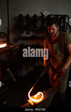 Lavorare con metallo fuso Foto Stock