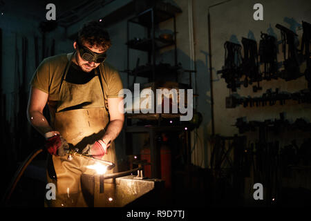 La saldatura dei pezzi Foto Stock