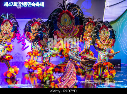 I ballerini filippini del festival di Masskara di Bacolod si esibiscono al festival di Maskdance che si tiene ad Andong nella Corea del Sud Foto Stock