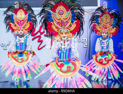 I ballerini filippini del festival di Masskara di Bacolod si esibiscono al festival di Maskdance che si tiene ad Andong nella Corea del Sud Foto Stock