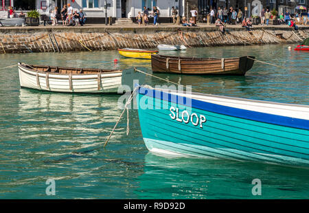 Prua di St.ives gig pilota la Sloop su ormeggi in St.ives Harbour su di una tranquilla serata estiva St.ives Cornwall Regno Unito Foto Stock