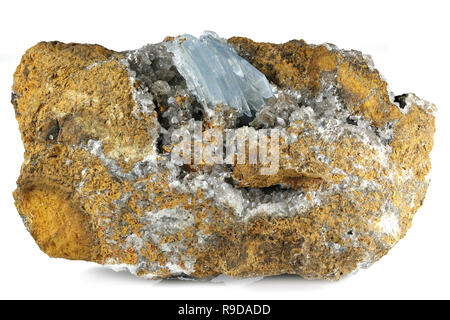 Blu di cristalli di barite su matrix dal Marocco isolati su sfondo bianco Foto Stock