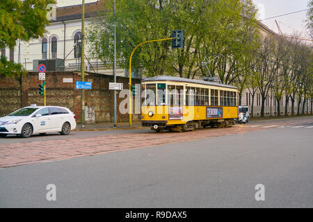 Milano, Italia - circa novembre, 2017: tram nella città di Milano. Foto Stock