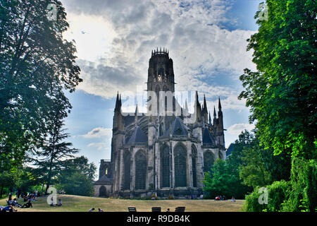 Abbaye Saint-Ouen à Rouen en Normandie, Francia. Style gothique. Vue des jardins de l'Hotel de Ville Foto Stock