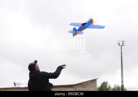 Kovrov, Russia. 19 maggio 2015. I voli sui modelli di aereo nel campo di calcio nel parco Degtyarev chiamato in onore del Sedicesimo anniversario dei figli e Foto Stock