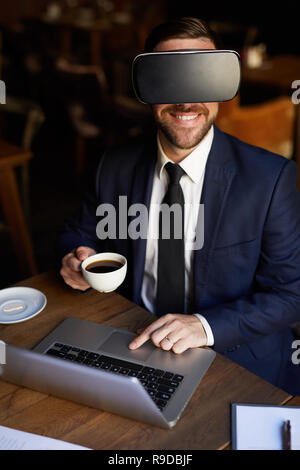 Happy businessman in realtà virtuale gli occhiali di protezione Foto Stock