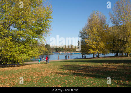 Gite in barca sul lago in autunno colori la serpentina Hyde Park Londra Inghilterra Foto Stock