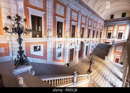 Toledo, Spagna - 16 dicembre 2018: cortile interno del Alcazar di Toledo, Castilla la Mancha, in Spagna. Foto Stock