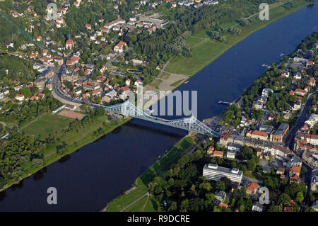 11.07.2006, Dresda, Sassonia, Germania - Luftbild von der Loschwitzer Bruecke, das sogenannte Blaue Wunder, ueber der Elba a Dresda. 0Ux060711D321CARO Foto Stock