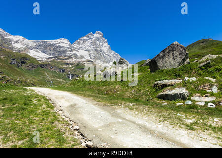 Il Cervino (Cervino) visto dal lato italiano in una bella giornata estiva, Breuil-Cervinia, Valle d'Aosta, Italia Foto Stock