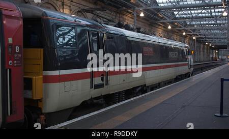 Una parte posteriore destro colpo di profilo di un intercity-liveried British Rail class 91 locomotiva elettrica, no. 91119, adottata a Edimburgo stazione ferroviaria di Waverley. Foto Stock