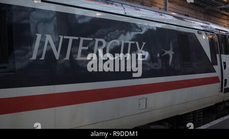 "Intercity" logo su un intercity-liveried British Rail class 91 locomotiva elettrica, no. 91119, adottata a Edimburgo stazione ferroviaria di Waverley. Foto Stock