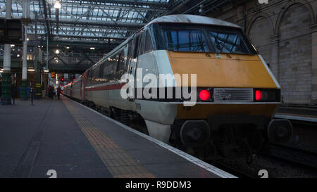 Un colpo frontale di un intercity-liveried British Rail class 91 locomotore elettrico n. 91119, presa in corrispondenza della stazione ferroviaria Edinburgh Waverley. Foto Stock