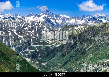 Strada a serpentina del Passo del Grimsel (2.164 m) in una bella e soleggiata paesaggi alpini, Vallese, Svizzera Foto Stock