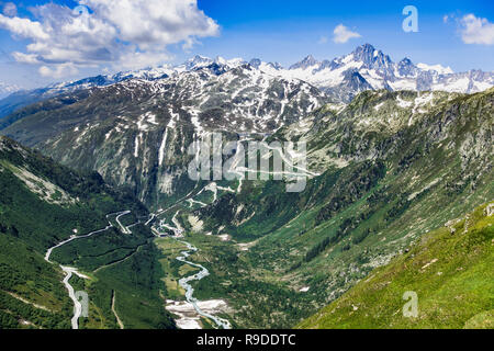 Alto Vallese paesaggio visto dal Furka Pass con la strada del Passo del Grimsel sullo sfondo, Svizzera Foto Stock