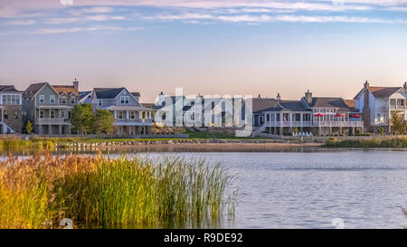 Case fodera riva del uomo fatto Oquirrh Lago Foto Stock