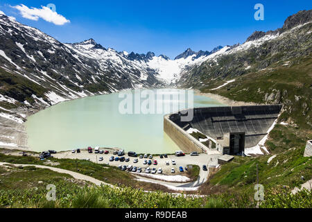 Oberaarsee diga e del ghiacciaio Oberaar vicino al Passo del Grimsel in una bella giornata estiva, Svizzera Foto Stock