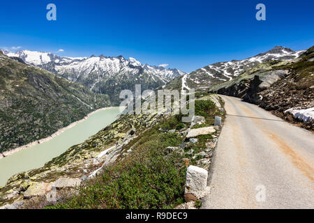 Panoramica Strada alpina nelle Alpi Bernesi con Grimselsee (Lago di Grimsel) sulla sinistra, Svizzera Foto Stock