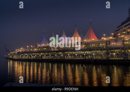 Vancouver, Canada - 22 ago 2018. Un terminal per navi da crociera e il dock al Canada Place di Vancouver Harbor. Foto Stock