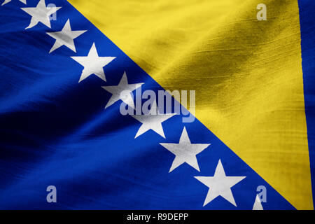 Primo piano della increspato Bosnia ed Erzegovina Bandiera, Bosnia e Erzegovina bandiera soffiando nel vento Foto Stock
