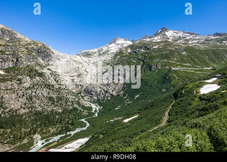 Paesaggio alpino con la sorgente del fiume Rodano sulla sinistra e la strada della Furka Pass sulla destra, Vallese, Svizzera Foto Stock