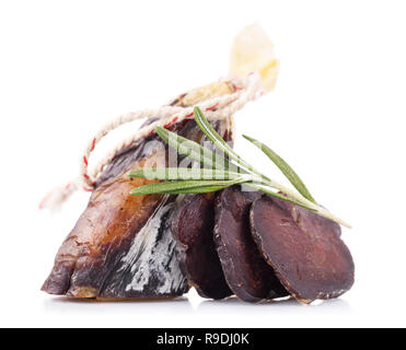 Salsiccia affumicata tagliata su vari pezzi, isolato su sfondo bianco Foto Stock