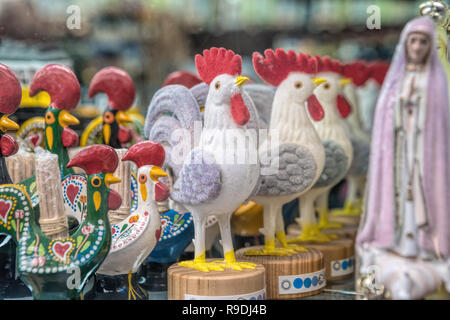 Vari souvenir in vendita presso i fornitori locali nel quartiere di Alfama, Lisbona, Portogallo Foto Stock