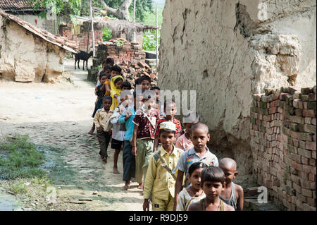 Varanasi / India 20 settembre 2011 studenti rurale andando a scuola in coda a Varanasi Uttar Pradesh, India Foto Stock