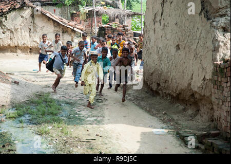 Varanasi / India 20 settembre 2011 i bambini del villaggio in esecuzione felicemente verso vi home dopo la scuola a Varanasi Uttar Pradesh, India Foto Stock