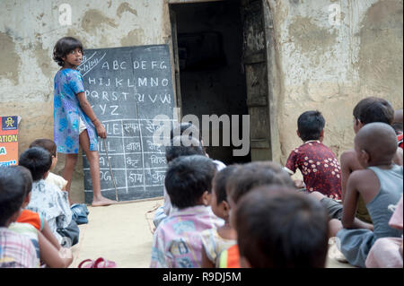 Varanasi / India 20 settembre 2011 Studente insegnamento sulla lavagna nella scuola rurale di bambini a Varanasi India Foto Stock