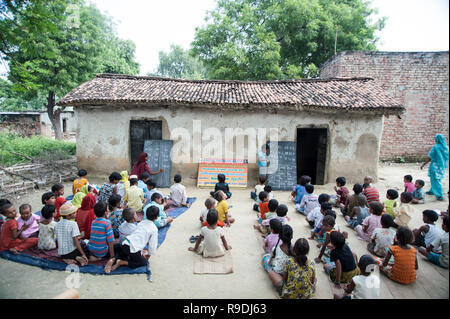 Varanasi / India 20 settembre 2011 Studente insegnamento sulla lavagna nella scuola rurale di bambini a Varanasi India Foto Stock