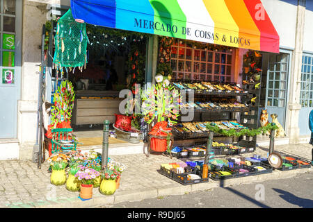 Il Portogallo, Estredmadura, Lisbona, quartiere di Alfama, Feira da Ladra fleamarket ladri o mercato in Campo Santa Clara Foto Stock