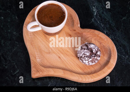 Caffè alla turca con cookie sul cuore piatto in legno Foto Stock