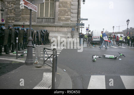 Parigi, Francia. 22 dic 2018.Al centro di tensioni tra dimostranti e polizia, un uomo, un dimostrante è camminare da solo verso i funzionari di polizia. Credito: Roger Ankri/Alamy Live News Foto Stock