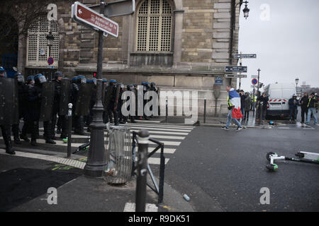 Parigi, Francia. 22 dic 2018.Al centro di tensioni tra dimostranti e polizia, un uomo, un dimostrante è camminare da solo verso i funzionari di polizia. Credito: Roger Ankri/Alamy Live News Foto Stock