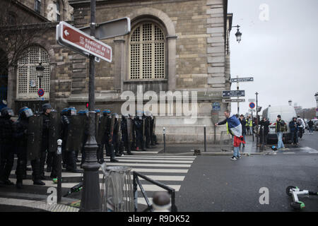 Parigi, Francia. 22 dic 2018.Al centro di tensioni tra dimostranti e polizia, un uomo, un dimostrante è camminare da solo verso i funzionari di polizia. Credito: Roger Ankri/Alamy Live News Foto Stock