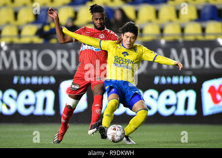 SINT TRUIDEN, Belgio - 22 dicembre : Takehiro Tomiyasu difensore di Sint-Truiden e Ilombe Mboyo di Kv Kortrijk lotta per la palla durante la Jupiler Pro League Match Day 20 tra STVV e KV Kortrijk su dicembre 22, 2018 in Sint Truiden, Belgio . Foto Stock