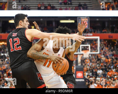 Syracuse, NY, STATI UNITI D'AMERICA. 22 Dic, 2018. Siracusa in avanti del sophomore Oshae Brissett (11) viene circondato dall'Arkansas di difesa dello Stato. Il Syracuse Orange ospita Arkansas State Red lupi al Carrier Dome in Syracuse, New York. Foto di Alan Schwartz/Cal Sport Media/Alamy Live News Foto Stock