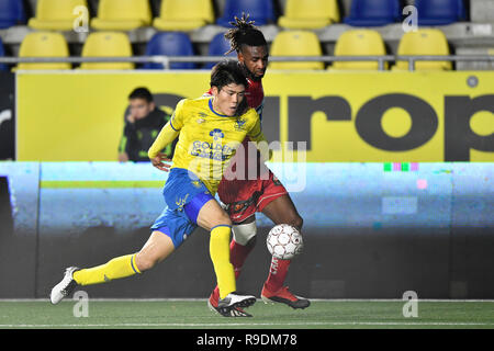 SINT TRUIDEN, Belgio - 22 dicembre : Takehiro Tomiyasu difensore di Sint-Truiden e Ilombe Mboyo di Kv Kortrijk lotta per la palla durante la Jupiler Pro League Match Day 20 tra STVV e KV Kortrijk su dicembre 22, 2018 in Sint Truiden, Belgio . Foto Stock