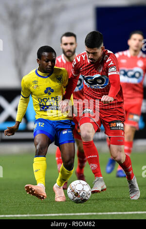 SINT TRUIDEN, Belgio - 22 dicembre : Samuel Asamoah avanti di Sint-Truiden e Jovan Stojanovic di Kv Kortrijk lotta per la palla durante la Jupiler Pro League Match Day 20 tra STVV e KV Kortrijk su dicembre 22, 2018 in Sint Truiden, Belgio . Foto Stock