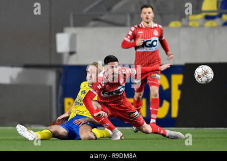 SINT TRUIDEN, Belgio - 22 dicembre : Roman Bezus centrocampista di Sint-Truiden e Jovan Stojanovic di Kv Kortrijk lotta per la palla durante la Jupiler Pro League Match Day 20 tra STVV e KV Kortrijk su dicembre 22, 2018 in Sint Truiden, Belgio . Foto Stock