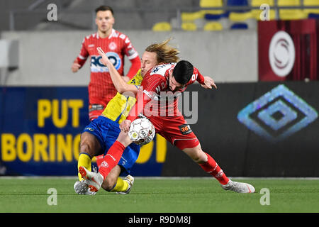SINT TRUIDEN, Belgio - 22 dicembre : Roman Bezus centrocampista di Sint-Truiden e Jovan Stojanovic di Kv Kortrijk lotta per la palla durante la Jupiler Pro League Match Day 20 tra STVV e KV Kortrijk su dicembre 22, 2018 in Sint Truiden, Belgio . Foto Stock