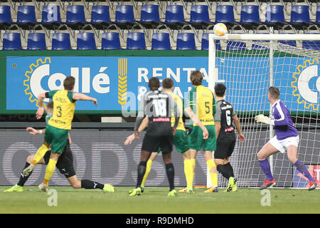 SITTARD, Paesi Bassi, 22-12-2018, calcio, Fortuna Sittard - FC Groningen, olandese eredivisie Fortuna Sittard Stadium, stagione 2018-2019, Fortuna Sittard player Wessel Dammers, sparare contro la barra Foto Stock