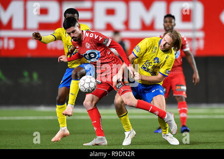 Sint Truiden, Belgio. 22 Dic, 2018. SINT TRUIDEN, Belgio - 22 dicembre : Samuel Asamoah avanti di Sint-Truiden, Roman Bezus centrocampista di Sint-Truiden e Jovan Stojanovic di Kv Kortrijk lotta per la palla durante la Jupiler Pro League Match Day 20 tra STVV e KV Kortrijk sul credito Dece: Pro scatti/Alamy Live News Foto Stock