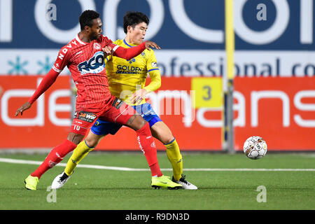 Sint Truiden, Belgio. 22 Dic, 2018. SINT TRUIDEN, Belgio - 22 dicembre : Takehiro Tomiyasu difensore di Sint-Truiden e Kanu di Kv Kortrijk lotta per la palla durante la Jupiler Pro League Match Day 20 tra STVV e KV Kortrijk su dicembre 22, 2018 in Sint Truiden, Belgio . ( Photo credit: Pro scatti/Alamy Live News Foto Stock